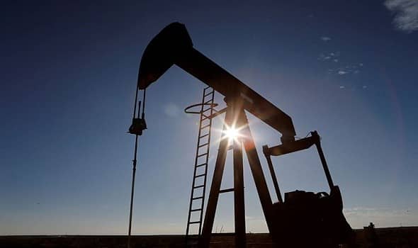 النفط يرتفع بفعل قلة المعروض وعقوبات محتملة تنتظر روسيا