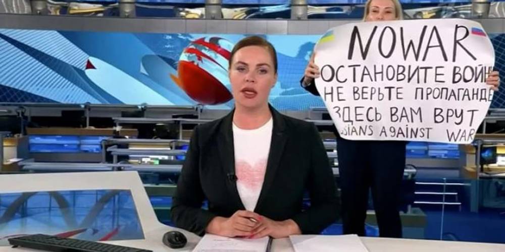 روسيا..دخول مفاجئ لموظفة خلال نشرة الأخبار احتجاجا لوقف الحرب بأوكرانيا