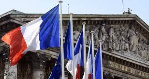 الحكومة الفرنسية تعلن استقالتها عن طريق الخطأ