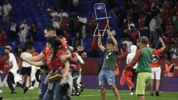 هل يتسبب اقتحام ملعب إسبانيول برشلونة في منع الجماهير المغربية من حضور ودية الأسود والبارغواي؟